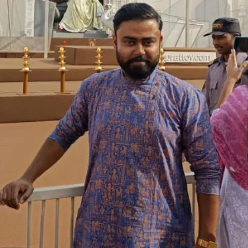 Student learning SEO and digital marketing skills during course